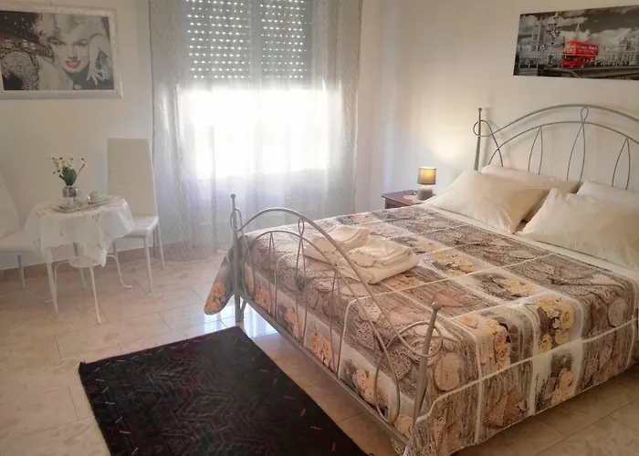 לינה וארוחת בוקר Main Street 3*